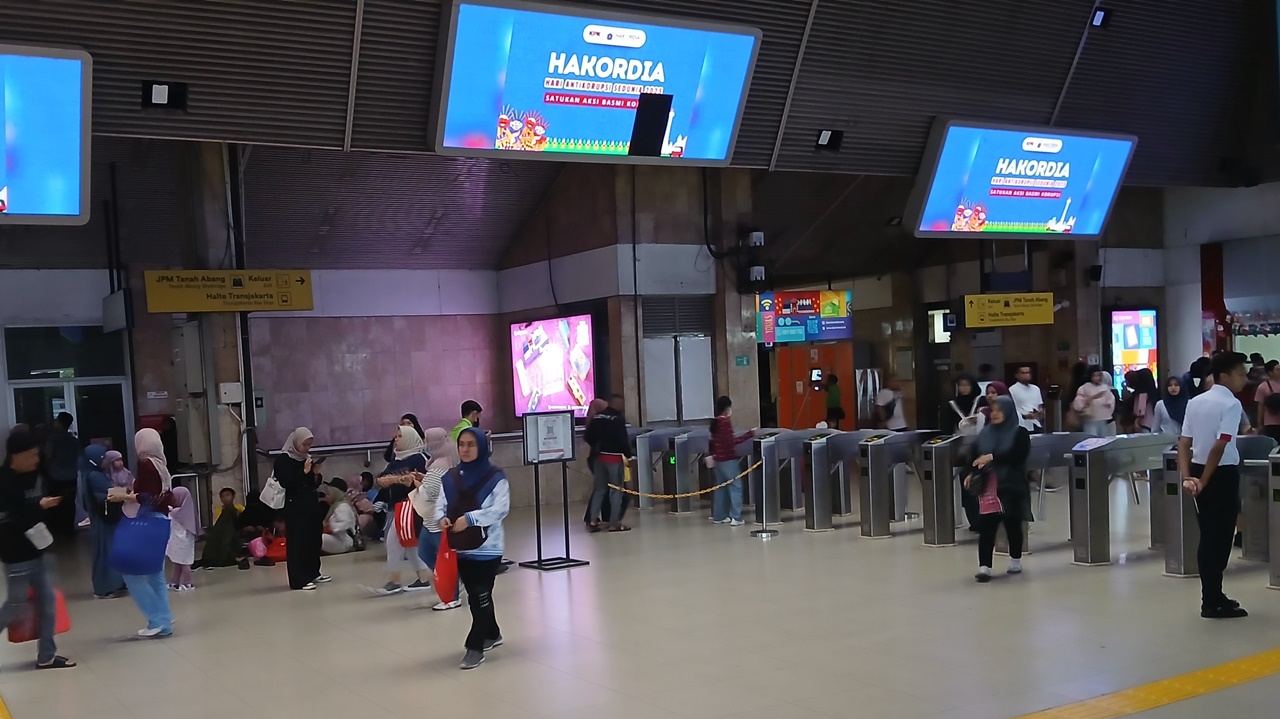 Aksi Demo Memanas, Penumpang Menumpuk di Stasiun Tanah Abang