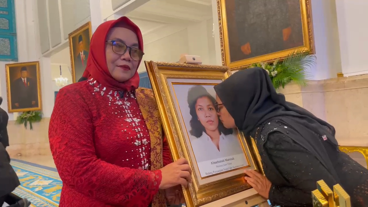 Tak Kuasa Menahan Tangis, Adik Marsinah Peluk Foto Sang Kakak saat Diumumkan Jadi Pahlawan Nasional