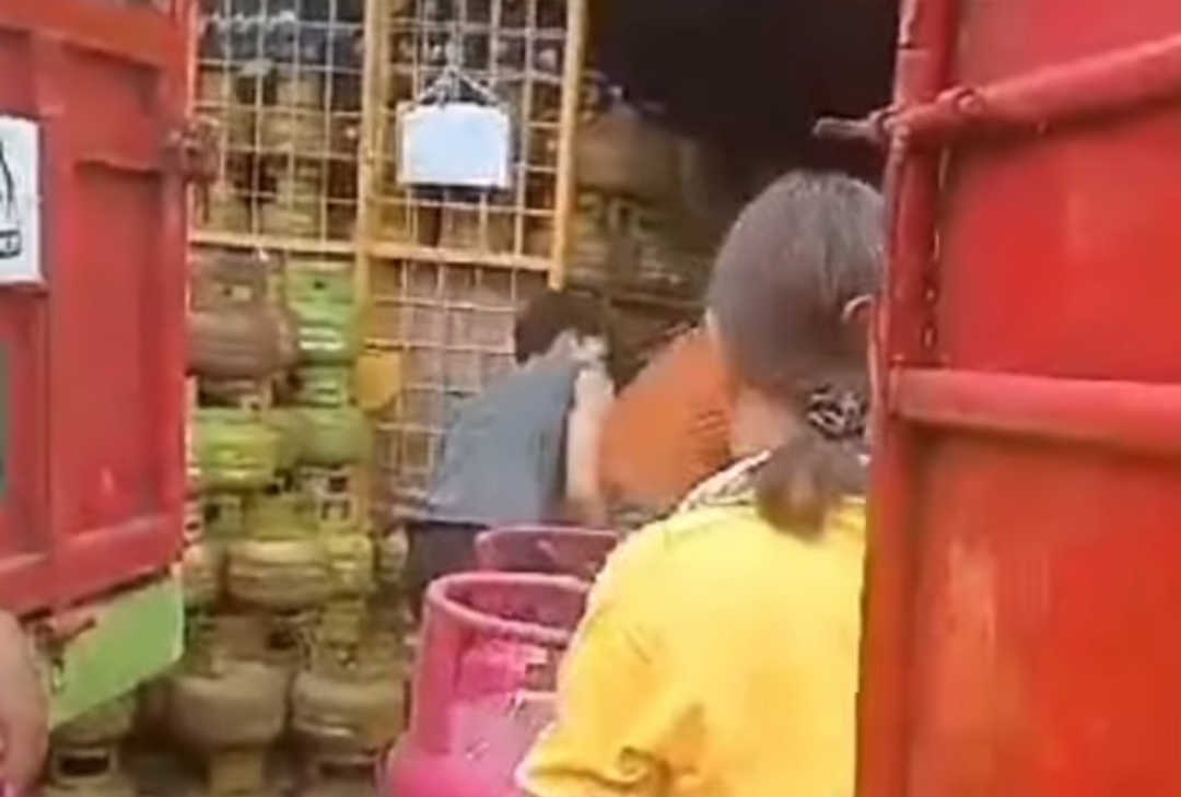 Viral! Cek Fakta Ibu-ibu Protes Tidak Bisa Beli Gas di Cipondoh