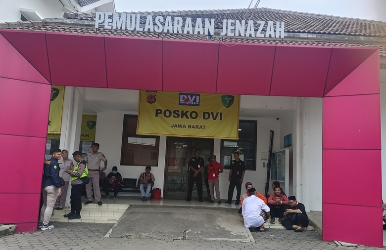 Keluarga Korban Kecelakaan Cikampek Berdatangan ke RSUD Karawang