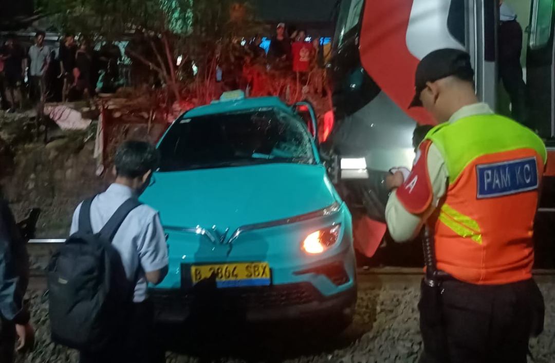 Diduga Gara-Gara Taksi Mogok, Kereta Argo Bromo Anggrek Hantam KRL di Stasiun Bekasi Timur