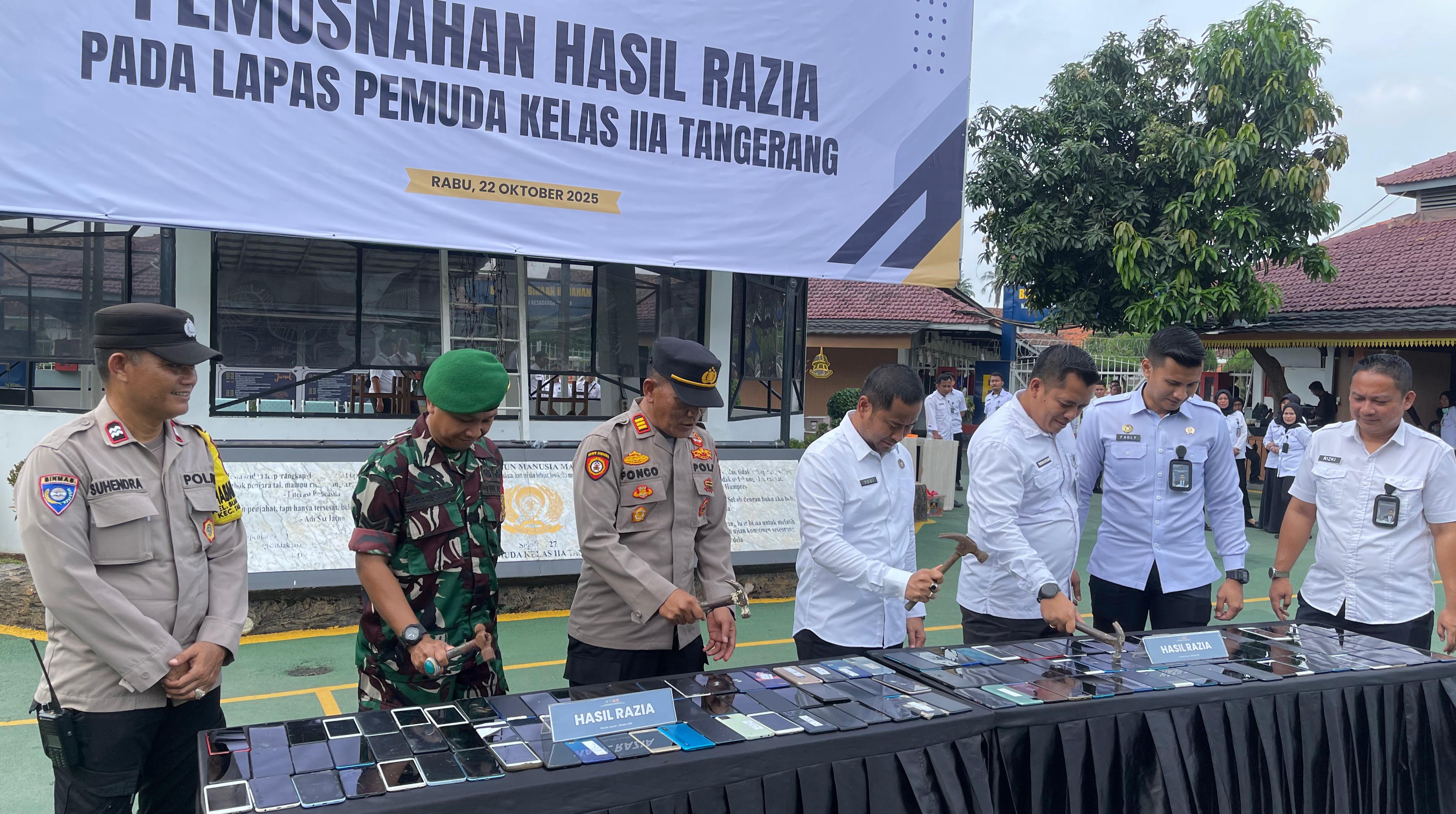 Lapas Pemuda Tangerang Musnahkan Barang Hasil Razia, Ratusan Handphone Dihancurkan Pakai Palu!