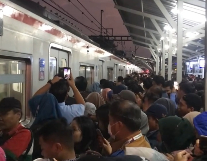 KRL Tertahan Satu Jam di Stasiun Pondok Ranji, Ratusan Penumpang Kepanasan di Dalam Gerbong