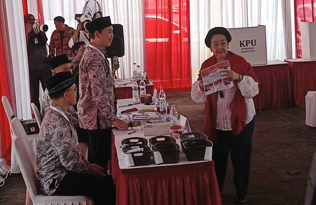 Megawati Coblos Pilkada Jakarta di TPS 24 Kebagusan Didampingi Pramono-Rano 