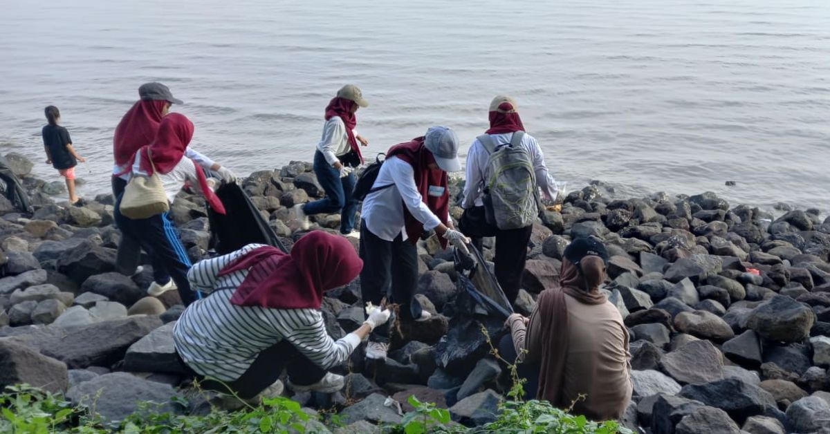 Suarakan Isu Lingkungan, Nucer Ajak Anak Muda Bersihkan Pantai Kenjeran dan Bikin Pohon Komitmen