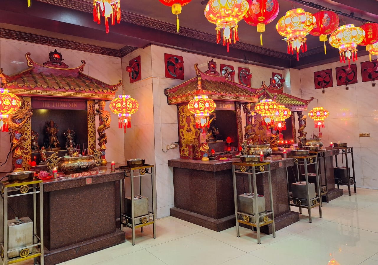 Menjelang Imlek, Kelenteng Hok Lay Kiong Bekasi Mulai dihiasi Lampion