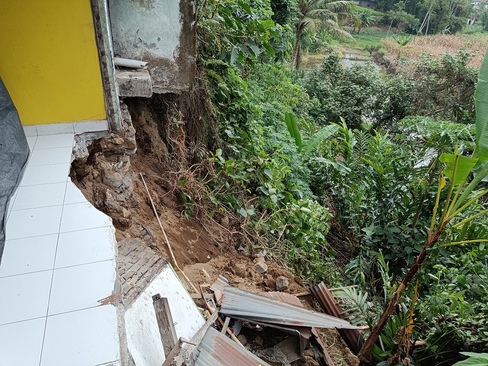 Cuaca Ekstrem, Belasan Rumah di Kabupaten Bogor Rusak Tertimpa Longsor