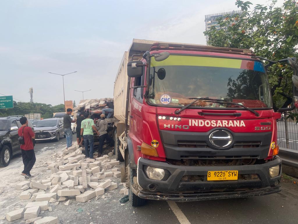 2 Truk Terlibat Kecelakaan di Tol Jakarta-Tangerang