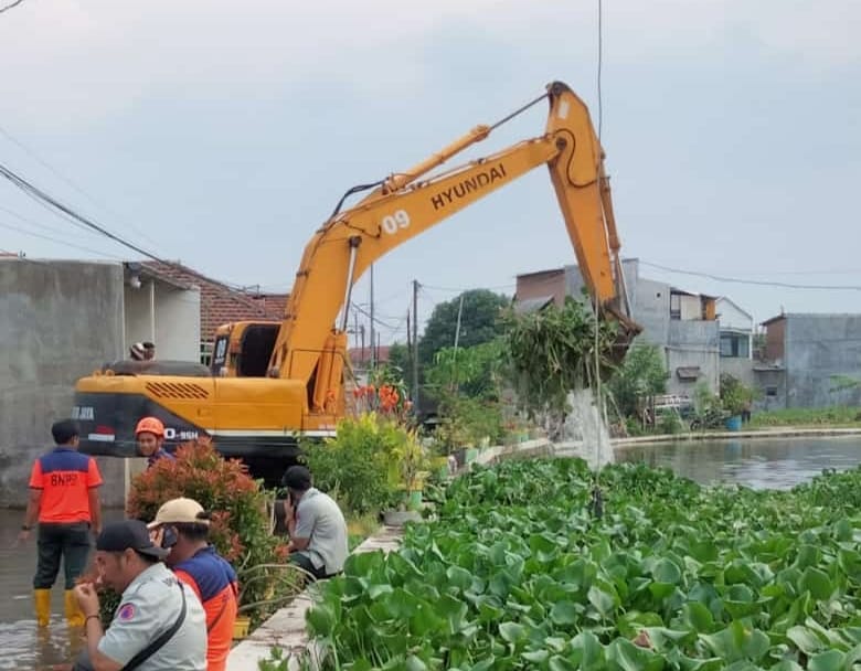 BPBD Jatim Terjunkan Ekskavator untuk Tangani Banjir Trosobo Sidoarjo, Atasi Enceng Gondok dan Sampah
