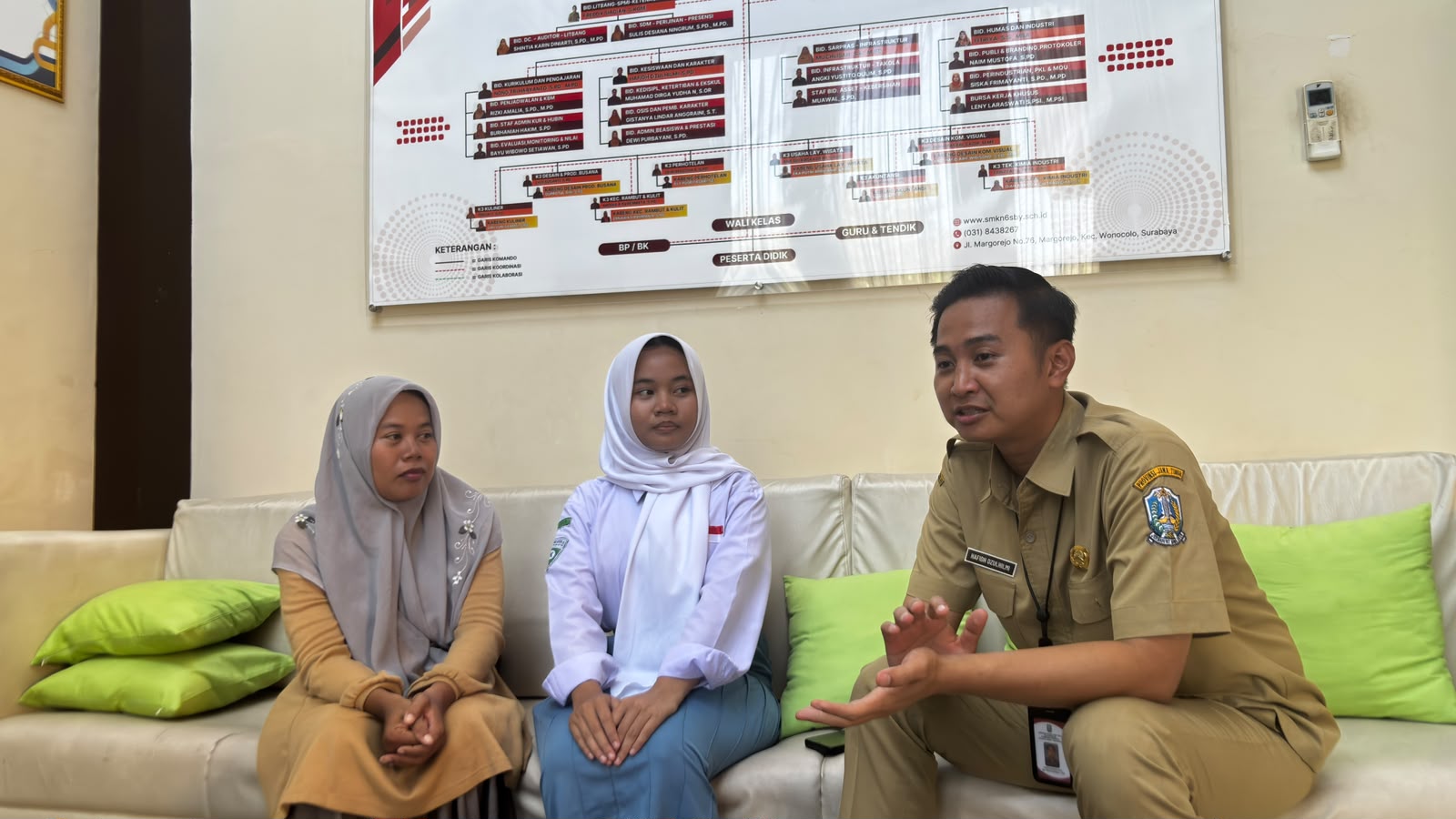 Masuk Desil 3 tapi Tak Dapat Beasiswa, Putri Jualan Kue Demi Biaya Hidup dan Sekolah