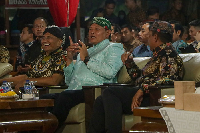 Panglima TNI dan Ribuan Warga Saksikan Pergelaran Wayang kulit di Makodam V/Brawijaya