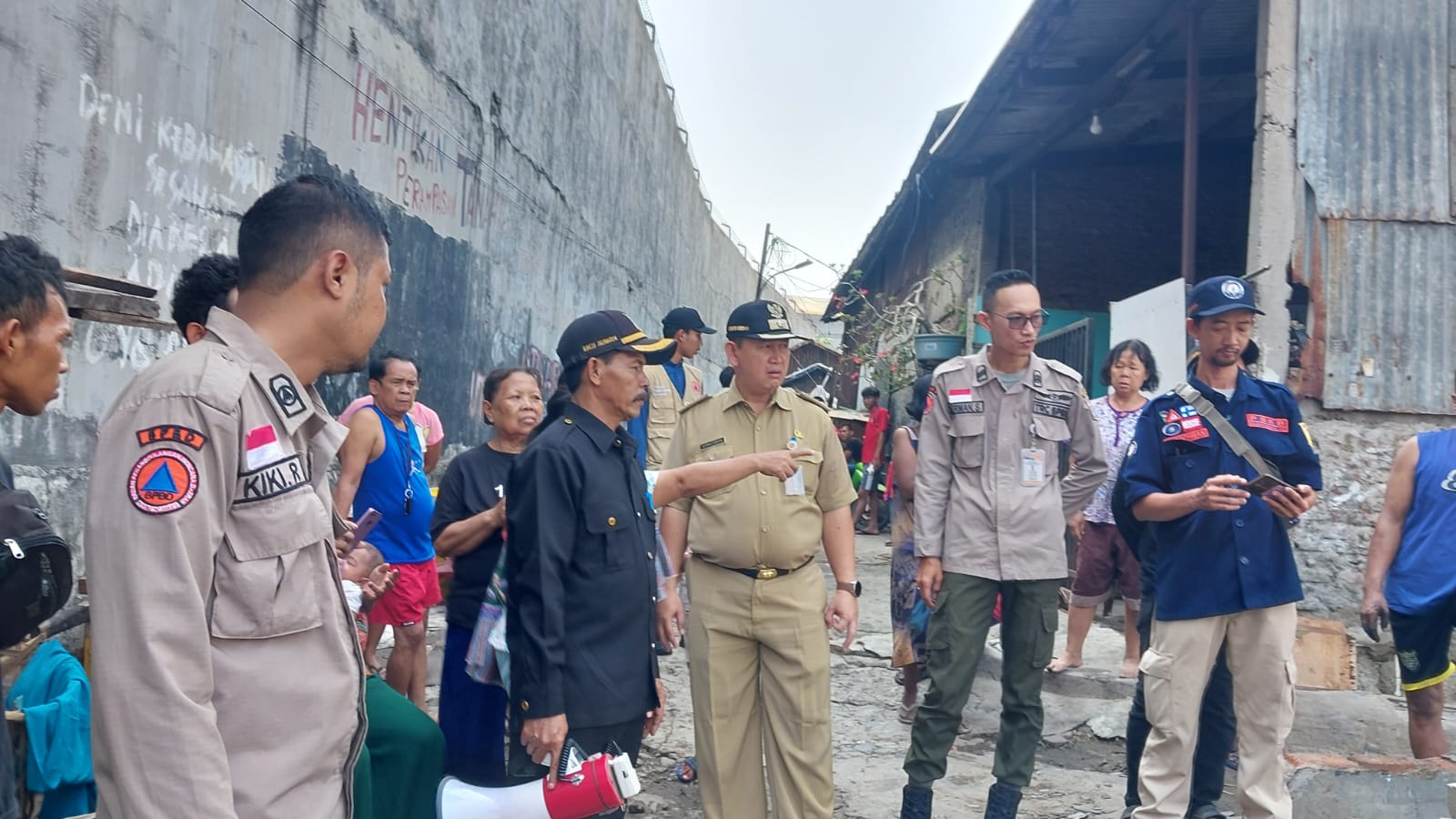 Lurah Kapuk dan Sudinsos Jakbar Salurkan Bantuan Korban Kebakaran Kapuk Cengkareng