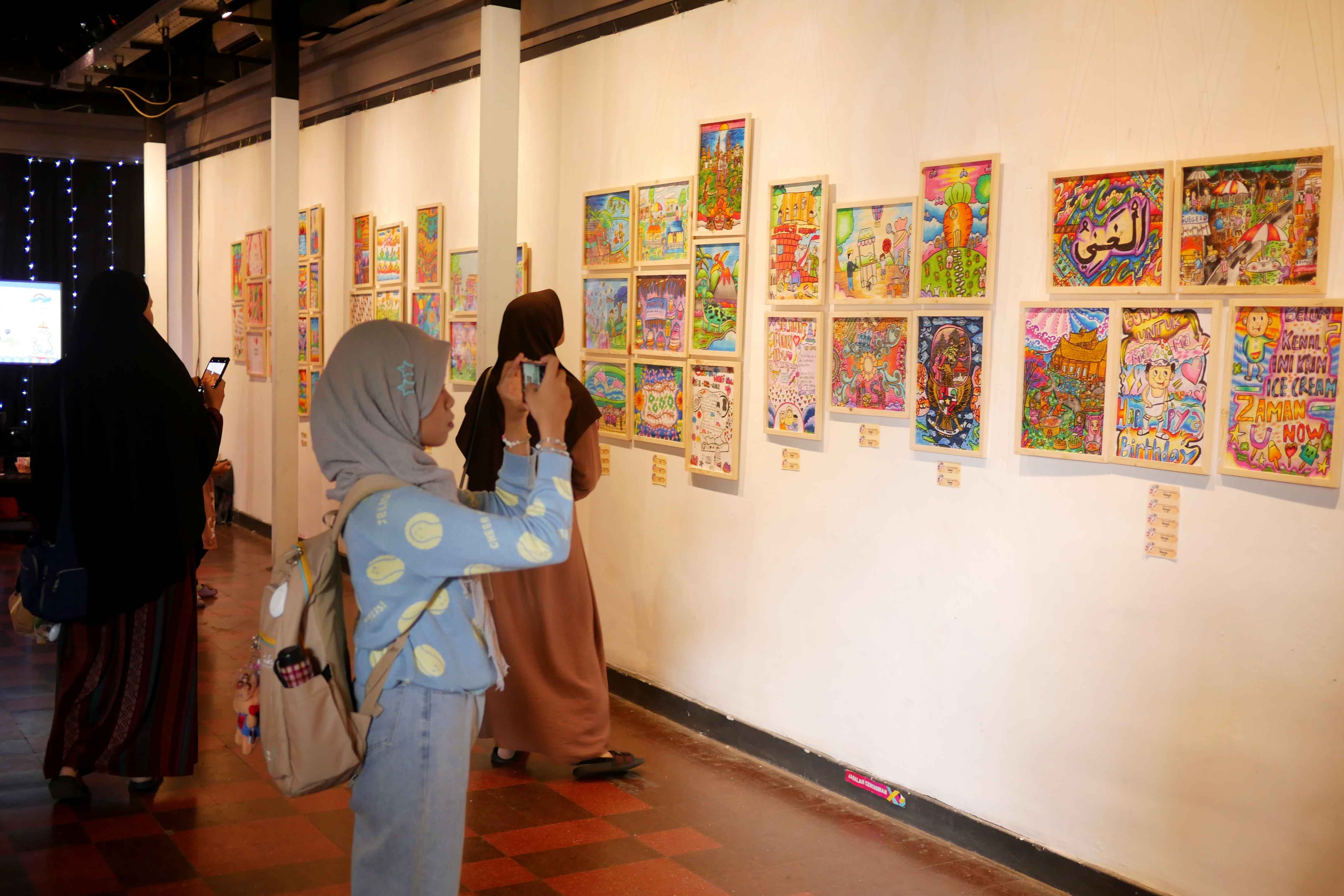 Rayakan Kreativitas Anak Asuh, Yayasan Ibnu Sina Kertajaya Pamerkan Karya Lukis Pahlawan Mimpi