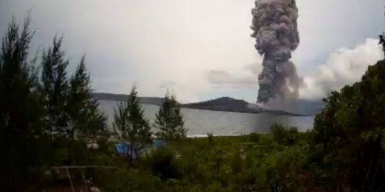 Siaga, Erupsi Gunung Anak Krakatau Semburkan Abu Setinggi 2.500 Meter 