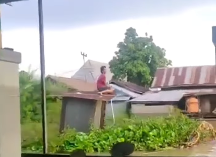 Viral Pria Terjebak di Atas Jamban Hanyut saat Banjir Sungai Martapura, Aksinya Bikin Warga Tertawa   