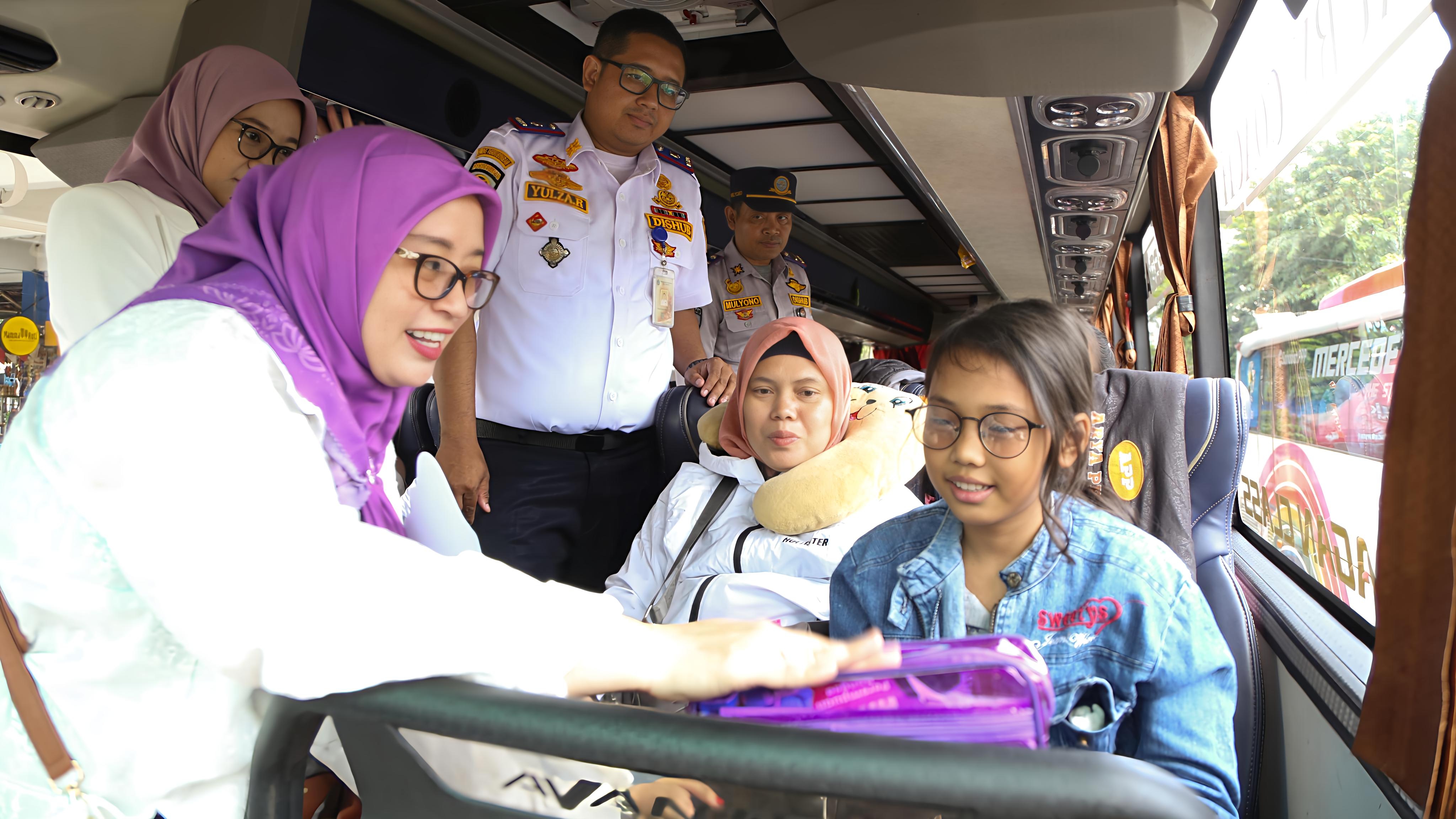 Perempuan Bangsa Kampanyekan Mudik Ramah Anak di Stasiun Senen dan Terminal Rambutan