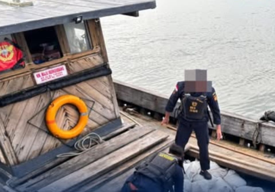 Kapal Bermuatan 20 Ton Pasir Timah Selundupan Ditangkap di Perairan Natuna