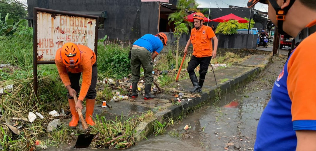 Jalan Baros Sukabumi Rawan Banjir dan Terancam Longsor