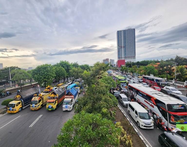 Hendak Bantu Warga yang Terjebak Demo Buruh, Dua Anggota Satpol PP Surabaya Dikeroyok
