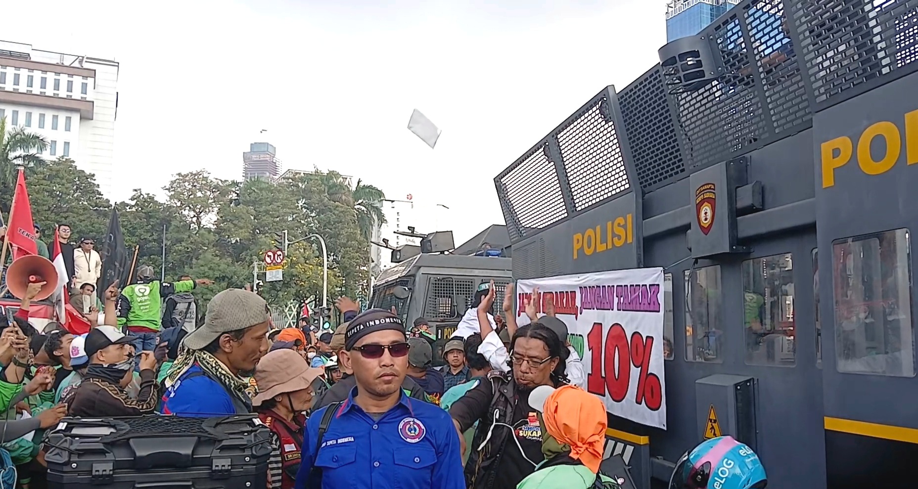  Monas Memanas! Ricuh Driver Ojol Demo Sampai Bakar Ban, Polisi Turun Tangan