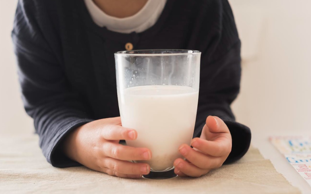 Susu Pertumbuhan vs Susu UHT, Mana yang Lebih Baik untuk Tumbuh Kembang Anak?