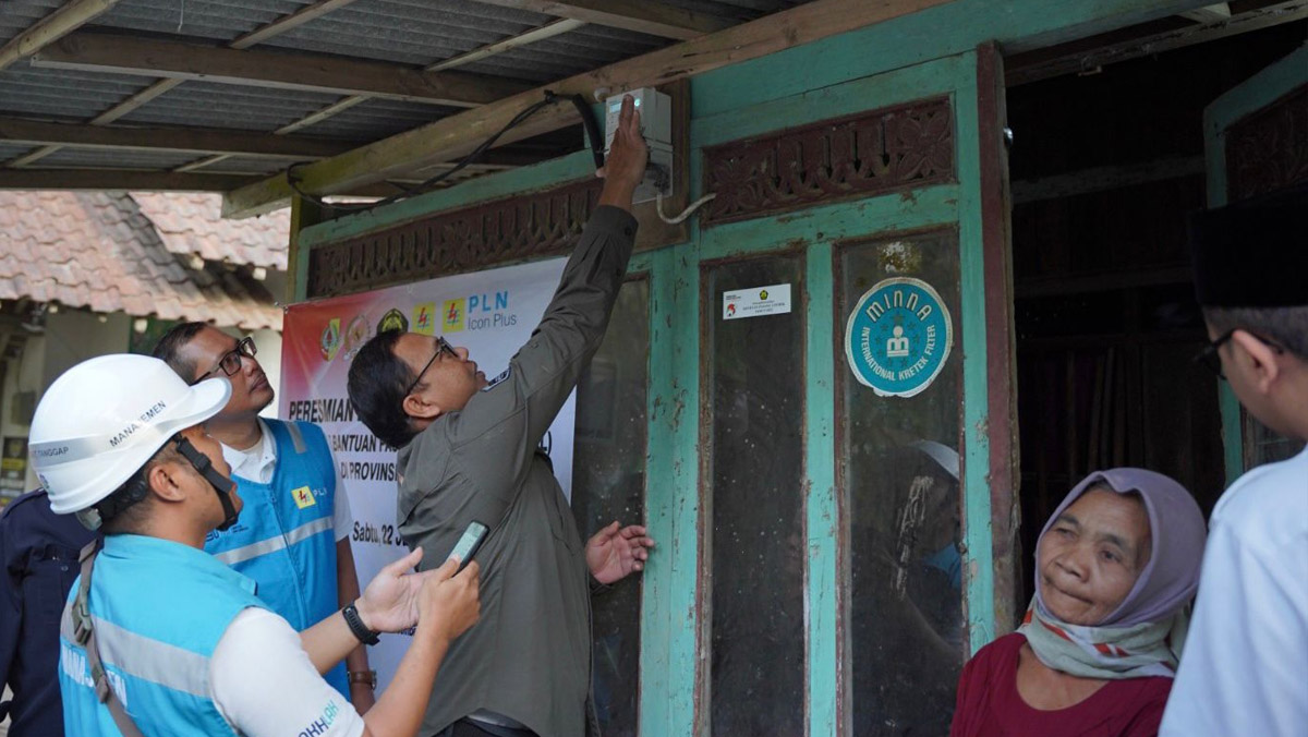 PLN Salurkan Bantuan 988 Sambungan Listrik Gratis dari Pemerintah di Jember, Jatim
