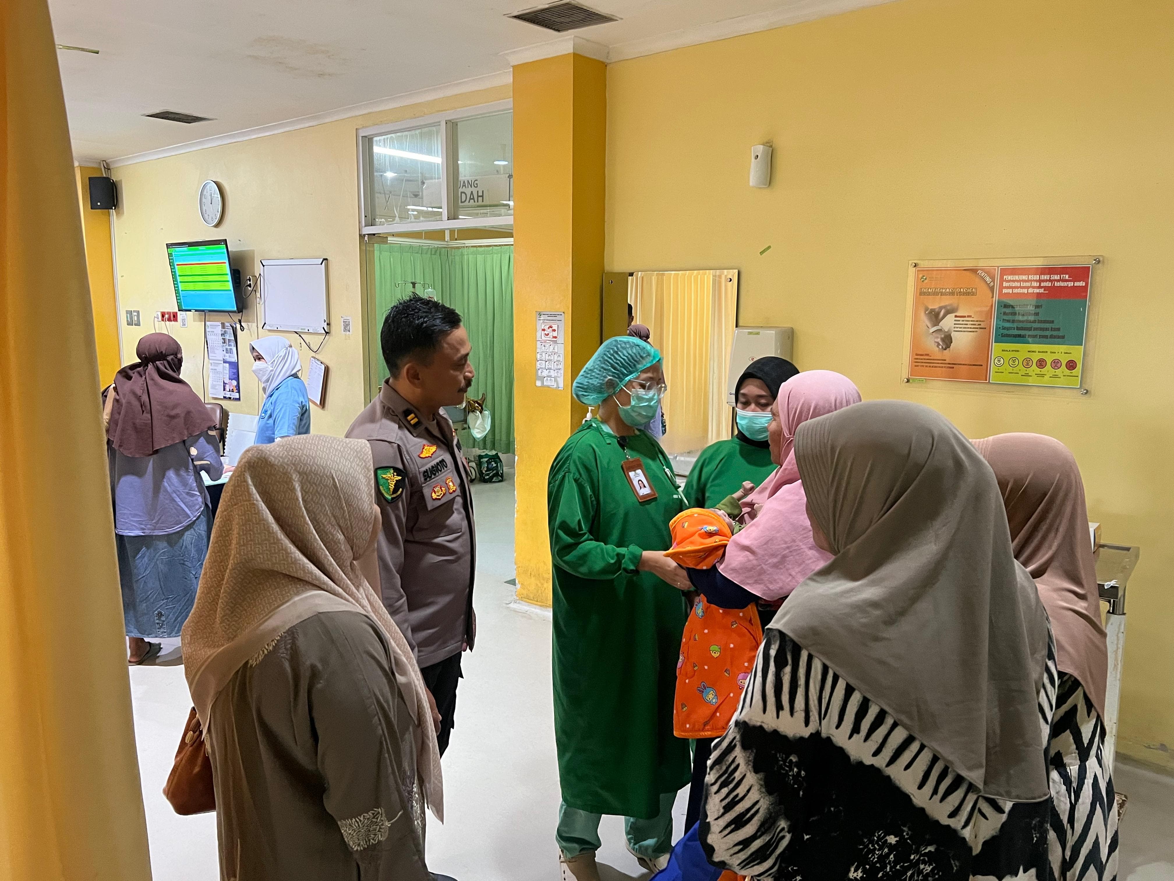 Orang Tua Tak Mampu, Kapolres Gresik Biayai Pengobatan Bayi Sakit