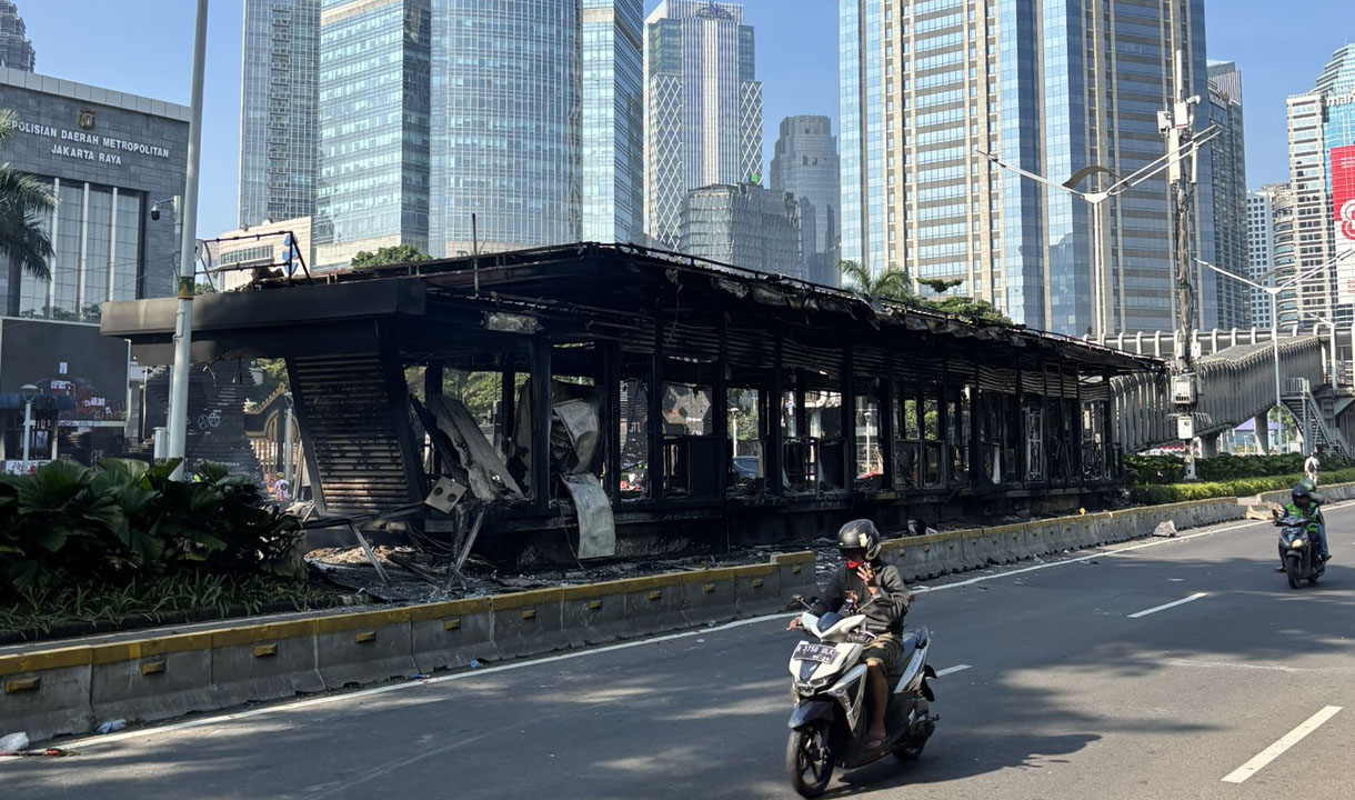 Massa Mengamuk, Belasan Kendaraan Terbakar di Polres Jatinegara 