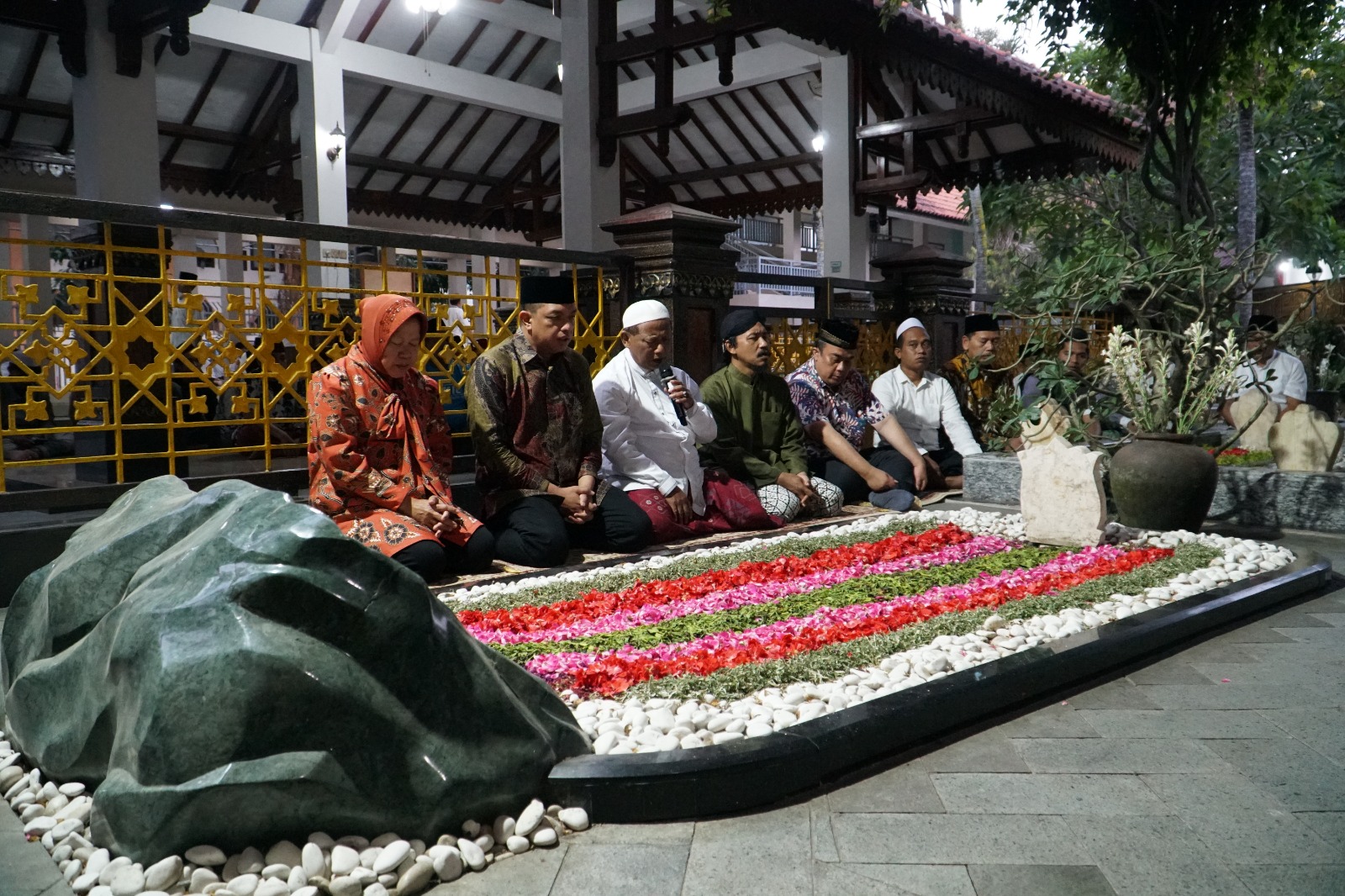 Risma-Gus Hans Berziarah ke Makam Pendiri NU dan Silaturahmi dengan Keluarga Ponpes Tebuireng