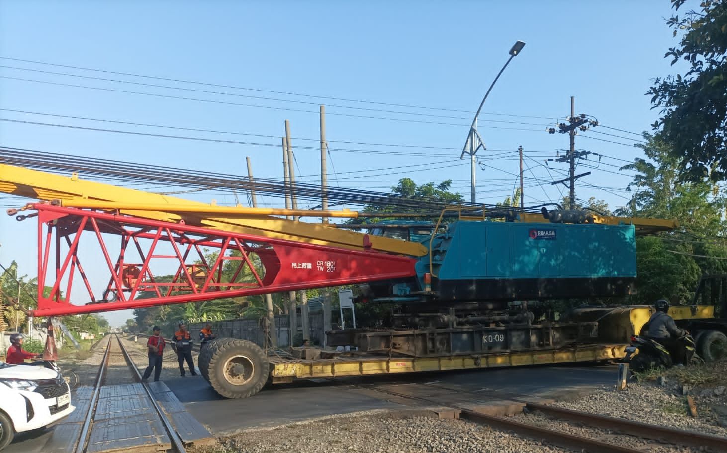 Truk Mogok di Perlintasan Margomulyo Bikin 8 KA Terlambat, KAI Daop 8 Surabaya Tuntut Ganti Rugi