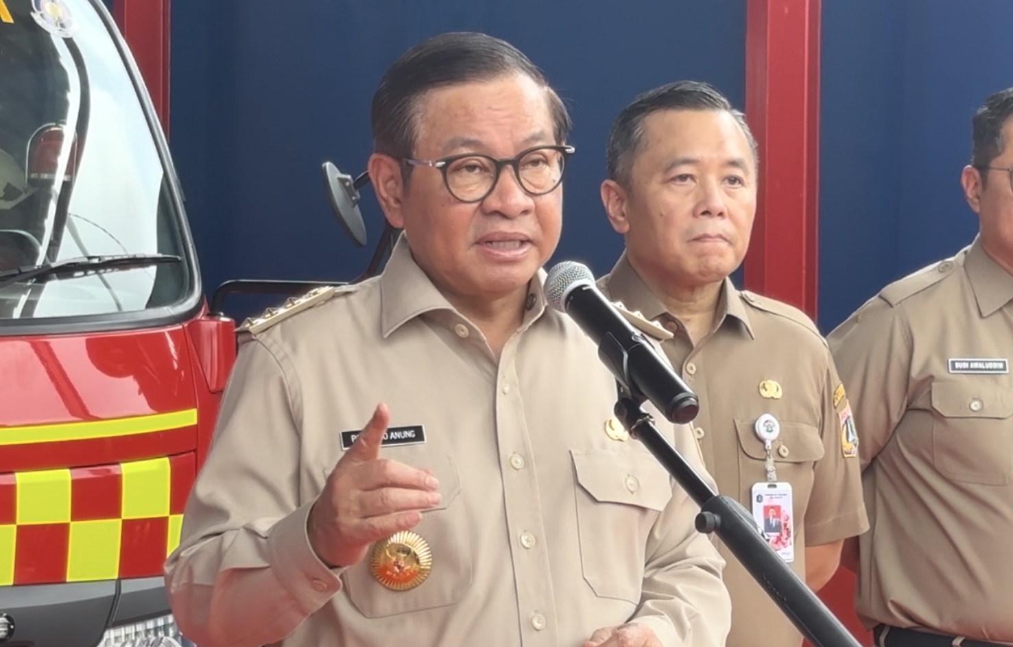 Pramono Anung Minta Wali Kota Bersihkan Spanduk dan Bendera Partai Berserakan di Jakarta