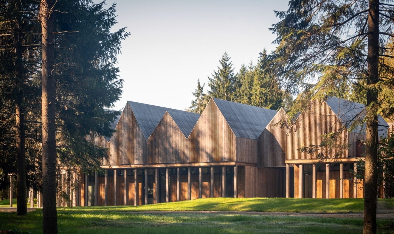 Sanctum, Retret Terapi Alam di Hutan Lithuania yang Menyatu dengan Lanskap