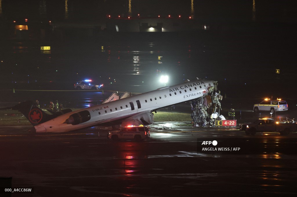 Pesawat Tabrak Truk Pemadam di New York, Dua Pilot Tewas, Bandara Lumpuh