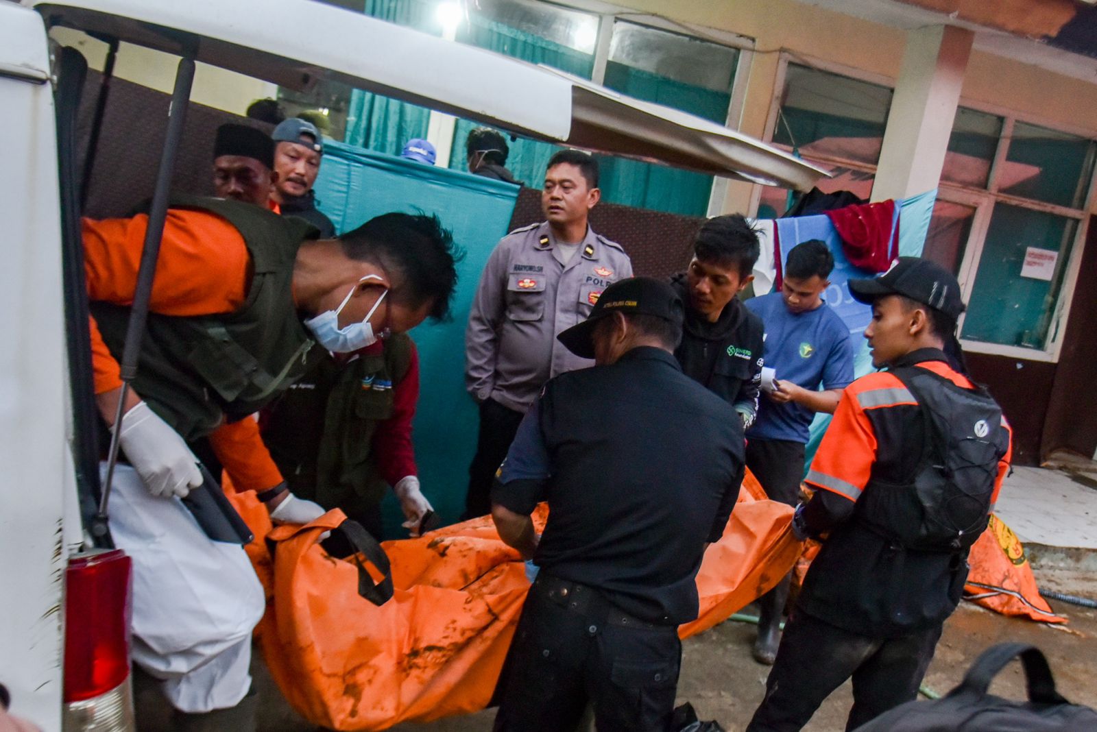 Tim DVI Polda Jabar Identifikasi 34 Korban Longsor Cisarua dari 50 Kantong Jenazah