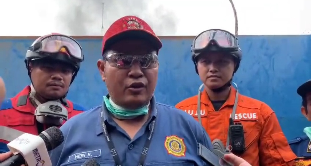 12 Unit Mobil Damkar Dikerahkan, Kebakaran Pabrik di Bekasi Belum Sepenuhnya Padam 