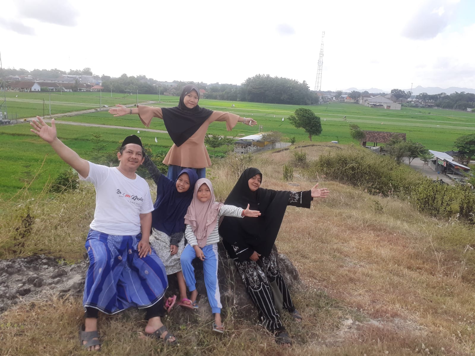 4 Anak 4 Gambar dan Kisah Banner Tua tentang Kebangkitan Kecil 