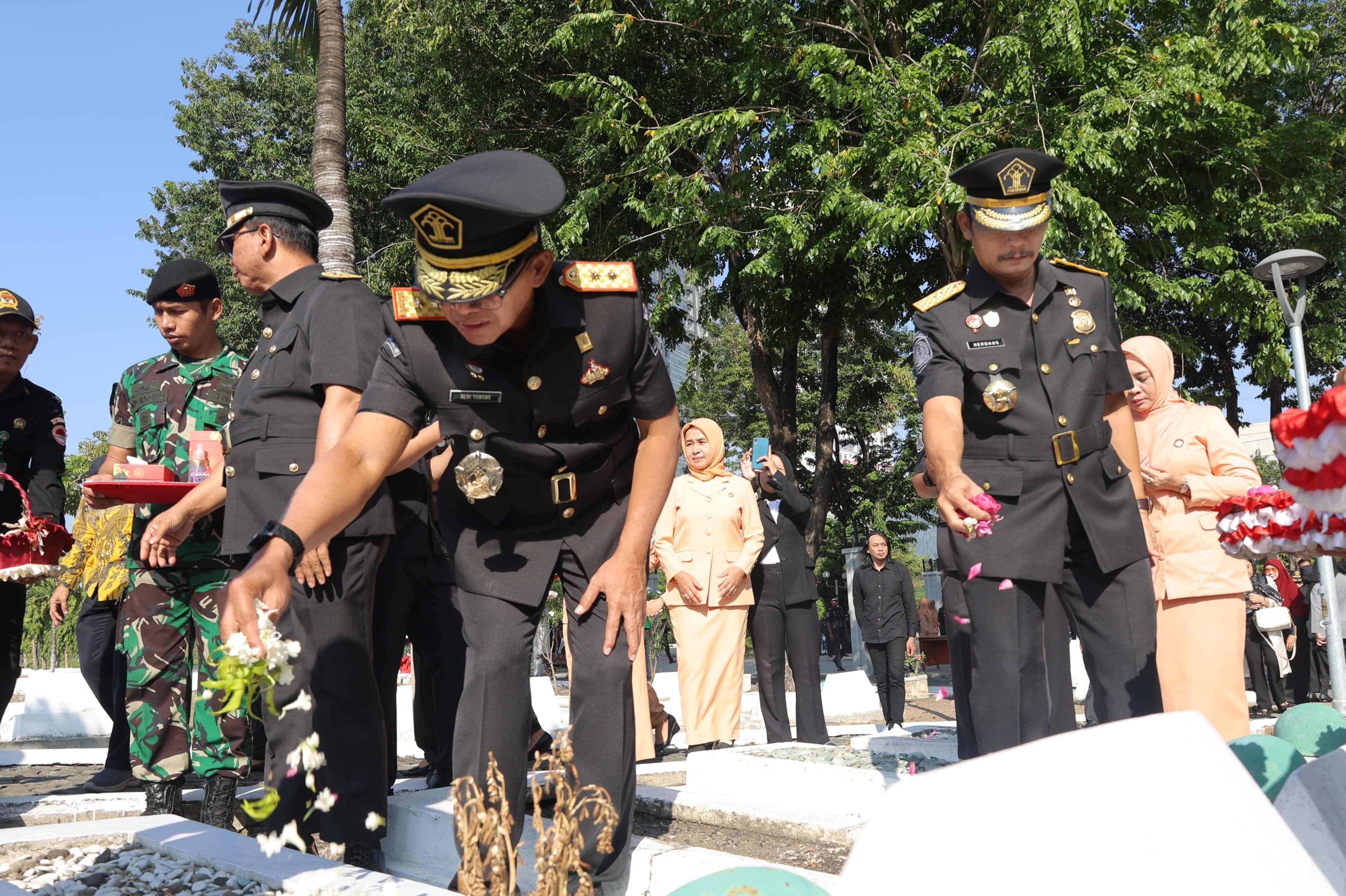 Peringati Hari Pengayoman ke-79, Kemenkumham Jatim Ziarah Rombongan ke TMP 10 Nopember