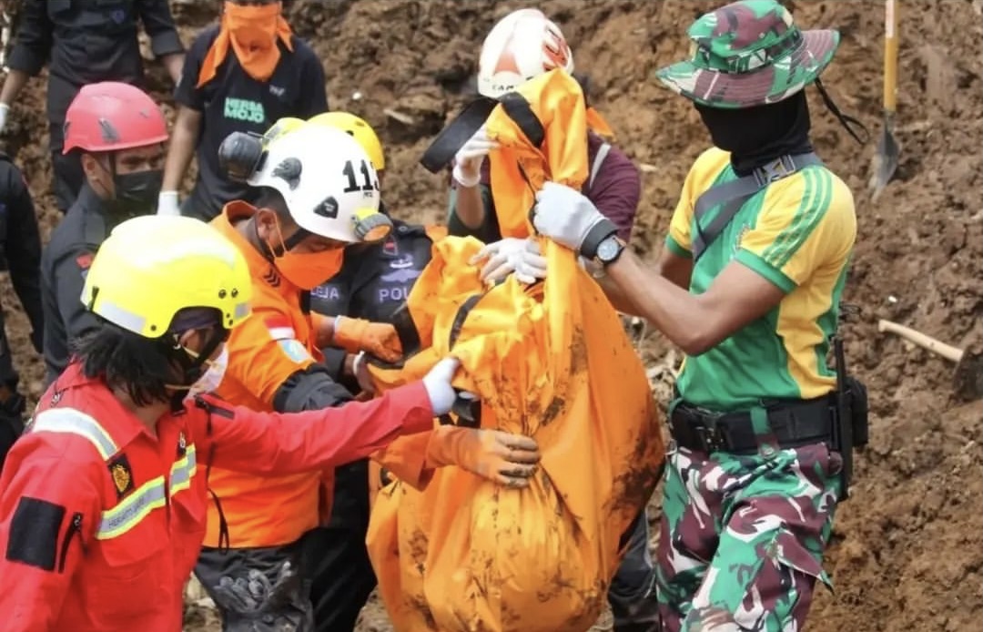 Penemuan Jasad Ayah Peluk Anak Tertimbun Longsor Cianjur Bikin Haru