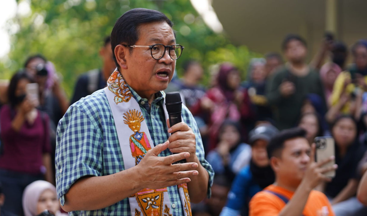 Pramono Anung Terima Boneka Labubu Saat Dialog Bersama Warga di Tebet Eco Park 