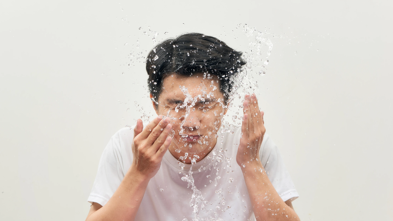 5 Skincare Pria untuk Kulit Berminyak dan Berjerawat yang Ampuh Buat Pemula, Jangan Salah Pilih! 