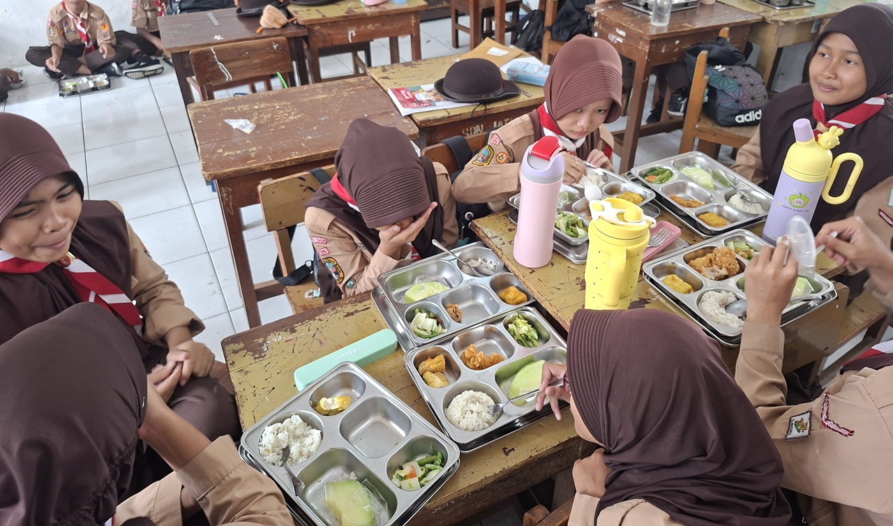 Inovasi Baru SPPG, Jemput Bola ke Sekolah dengan Menu MBG Prasmanan Halal Bihalal
