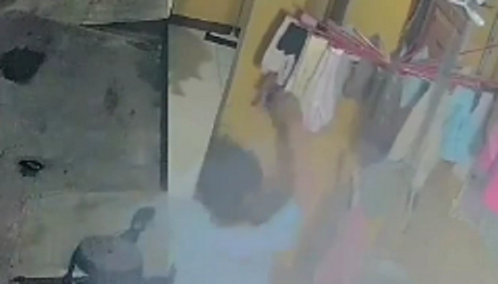 Terekam CCTV, Pria Cabul Curi Celana Dalam Wanita yang Tergantung di Jemuran Milik Warga Pondok Aren