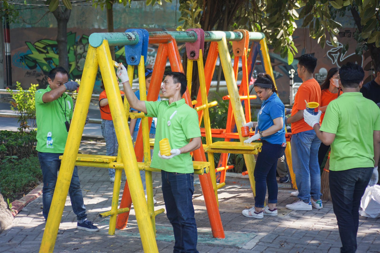 Jajaran Ascott Indonesia Regional Jawa Timur Serbu Taman Prestasi, Bukan Berdemonstrasi tapi Bersih-Bersih untuk Peringati World Clean Up Day 2023 