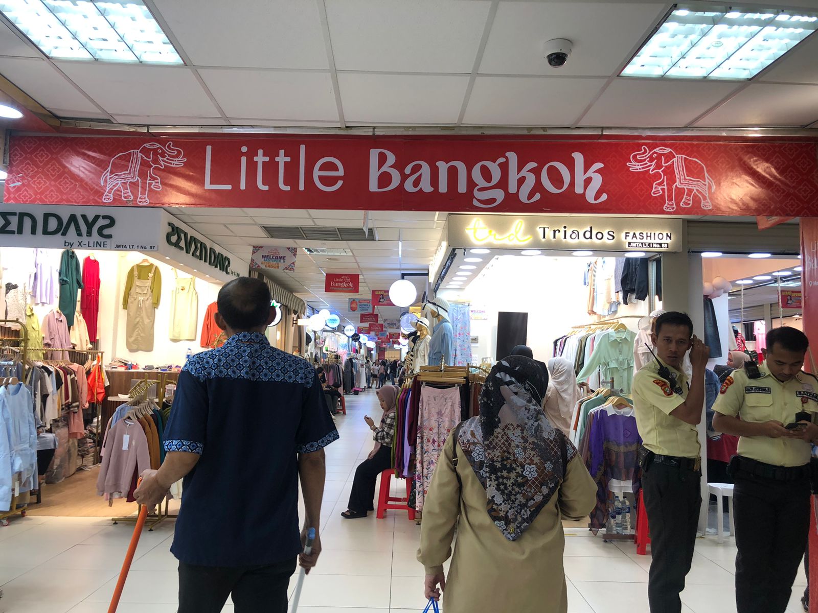 Ramainya Berburu Baju Impor Kekinian di Little Bangkok Tanah Abang