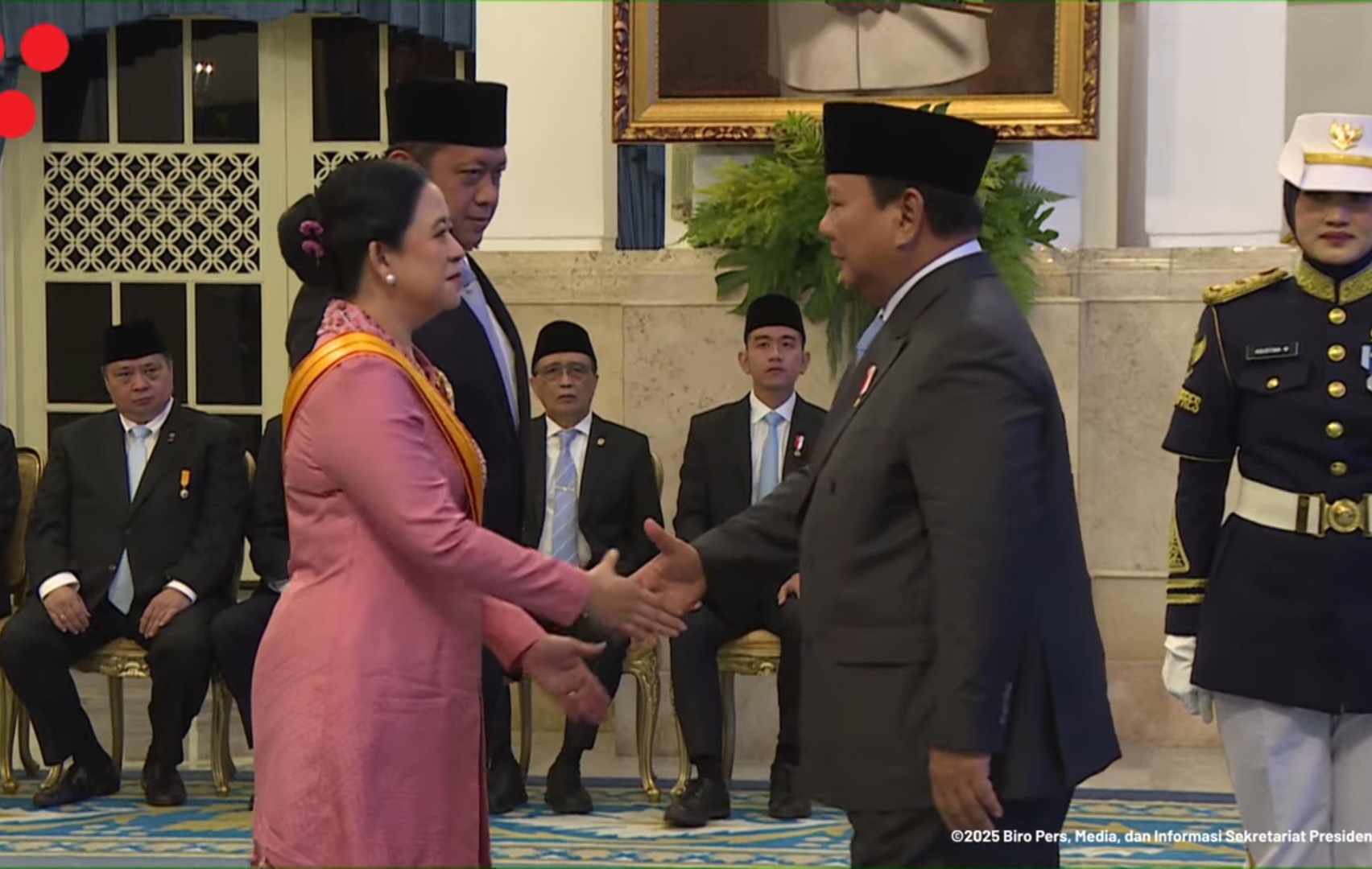 Prabowo Beri Tanda Jasa Bintang Republik Indonesia ke Puan Maharani