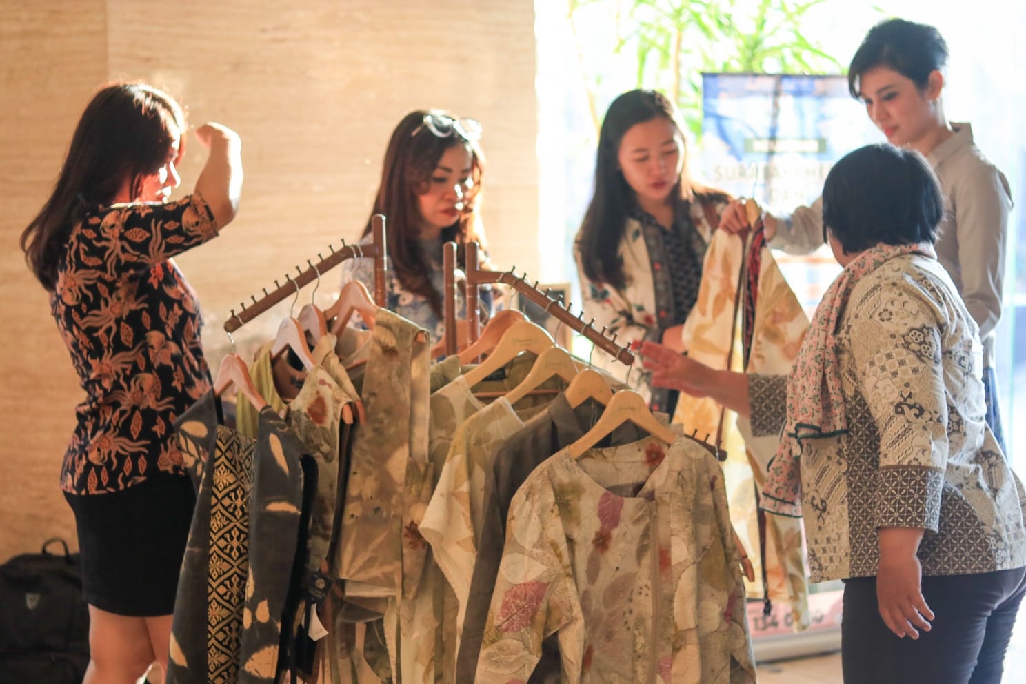 Wyndham Surabaya X ISIK Gelar Workshop Membatik: 5 Tahapan Membuat Batik Ecoprint, Bisa Praktik di Rumah