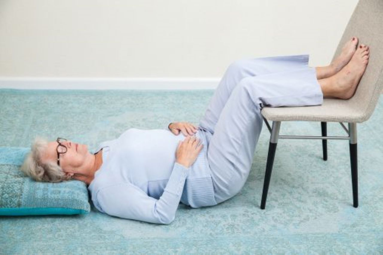 Cara Memulai Yoga Kursi untuk Lansia dengan Masalah Sendi, Aman dan Mudah Dilakukan di Rumah