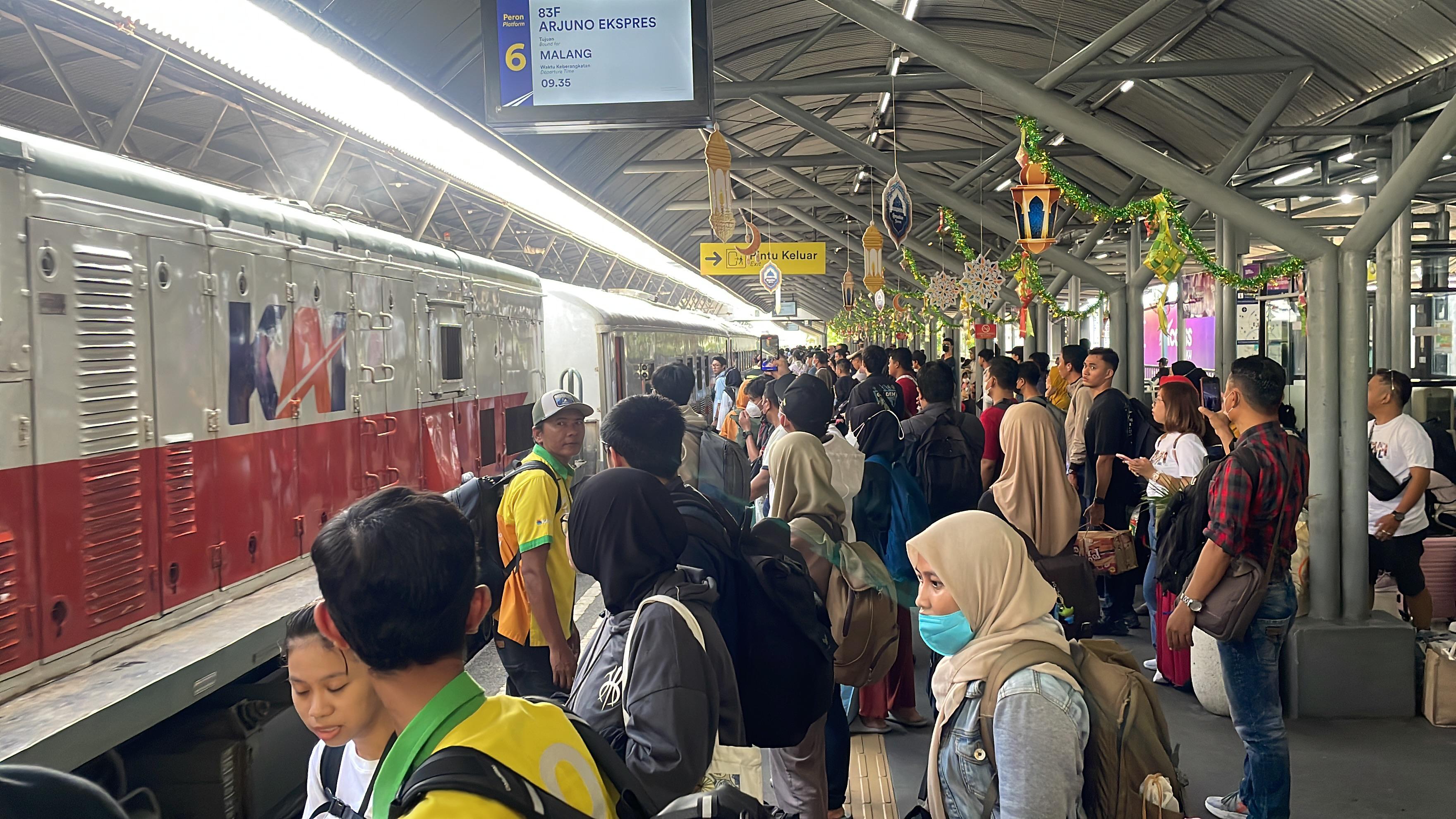 Puncak Arus Mudik Penumpang KA Tertinggi Terjadi di Stasiun Gubeng