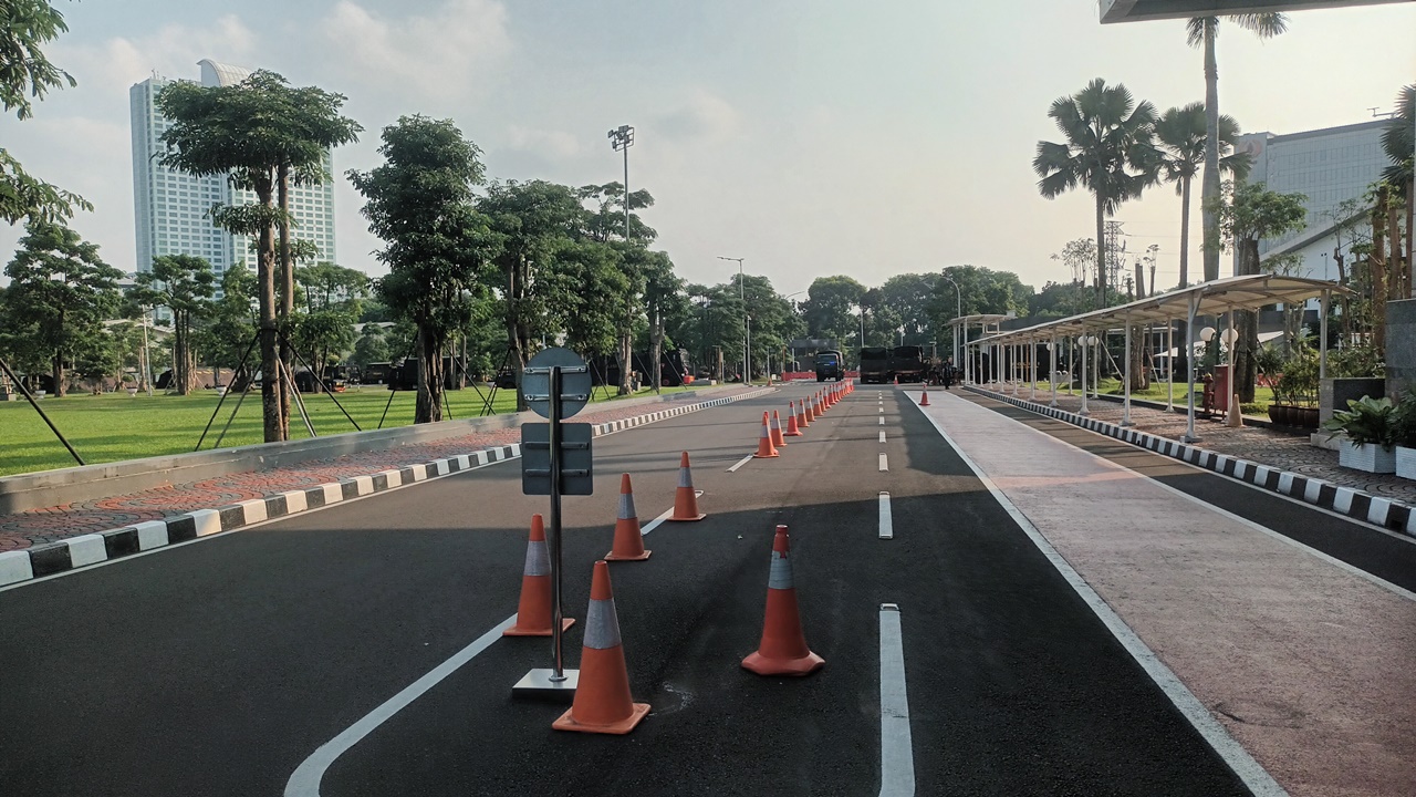 Anggota Dewan Belum Ngantor, Gedung DPR Sepi, Parkiran Dipenuhi Mobil Taktis