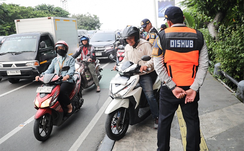 Aksi Berani! Pelajar Hadang Pemotor di Trotoar Flyover Tomang, Tuai Pujian